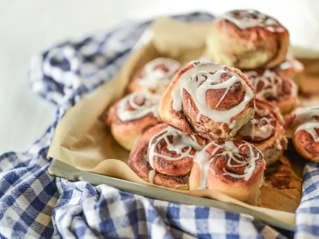 Perfect Small-Batch Cinnamon Rolls: Fluffy 8-Roll Recipe For Weekend Mornings